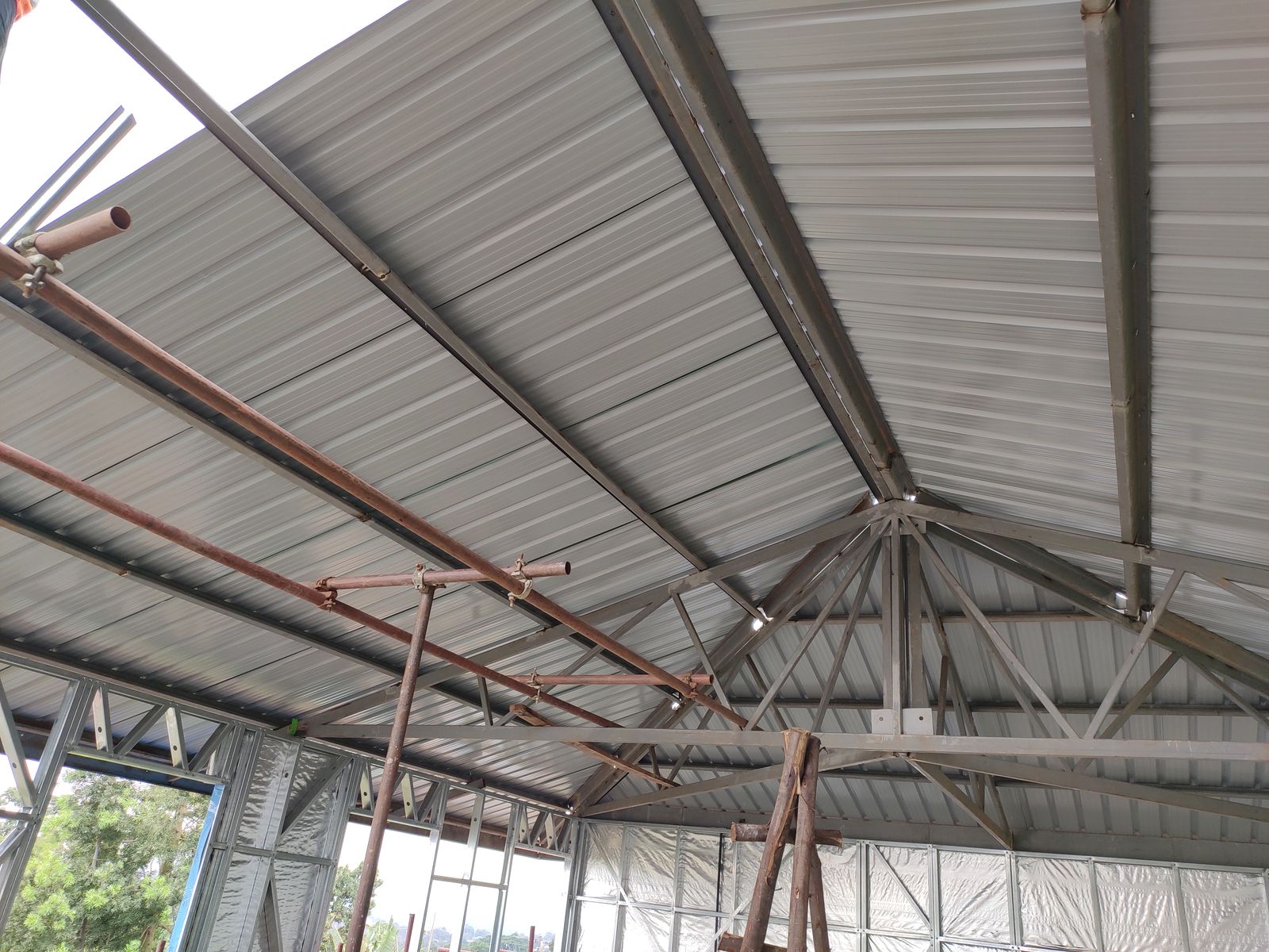 Roof sheeting fixed on steel trusses